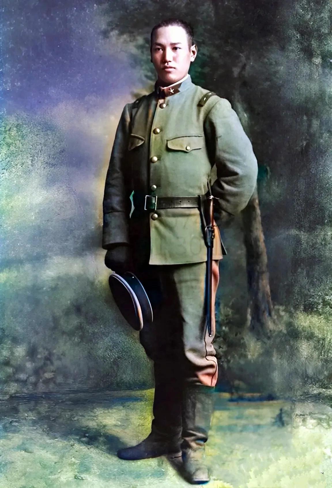 照片上，这个昂首挺胸，精气神十足的男子就是蒋校长。

1907年，蒋校长考入保定