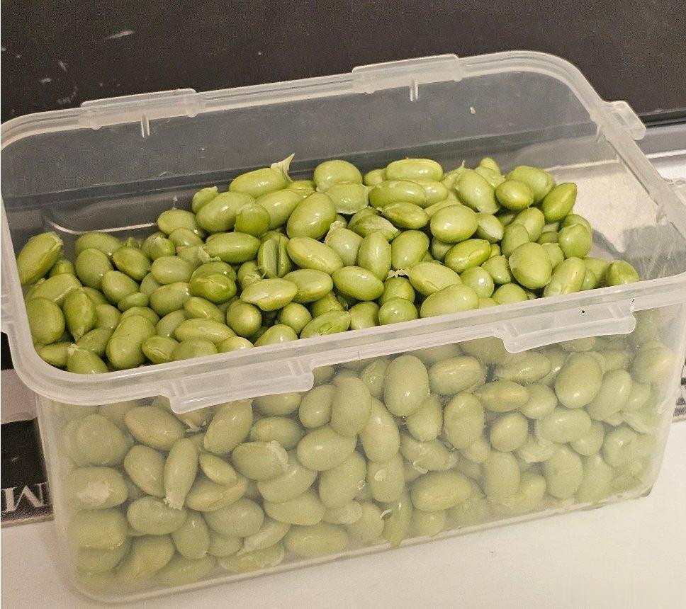 剥毛豆剥出来两只肥肥大青虫。 