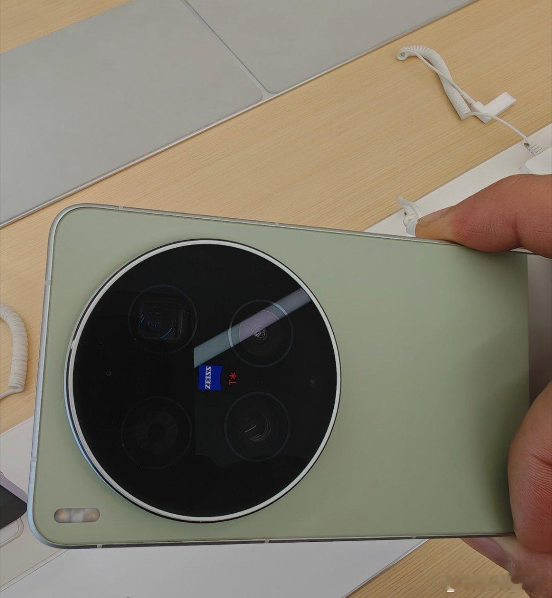 vivo 今天去官方店体验了一把vivo X300 Ultra “3+2”蔡司大