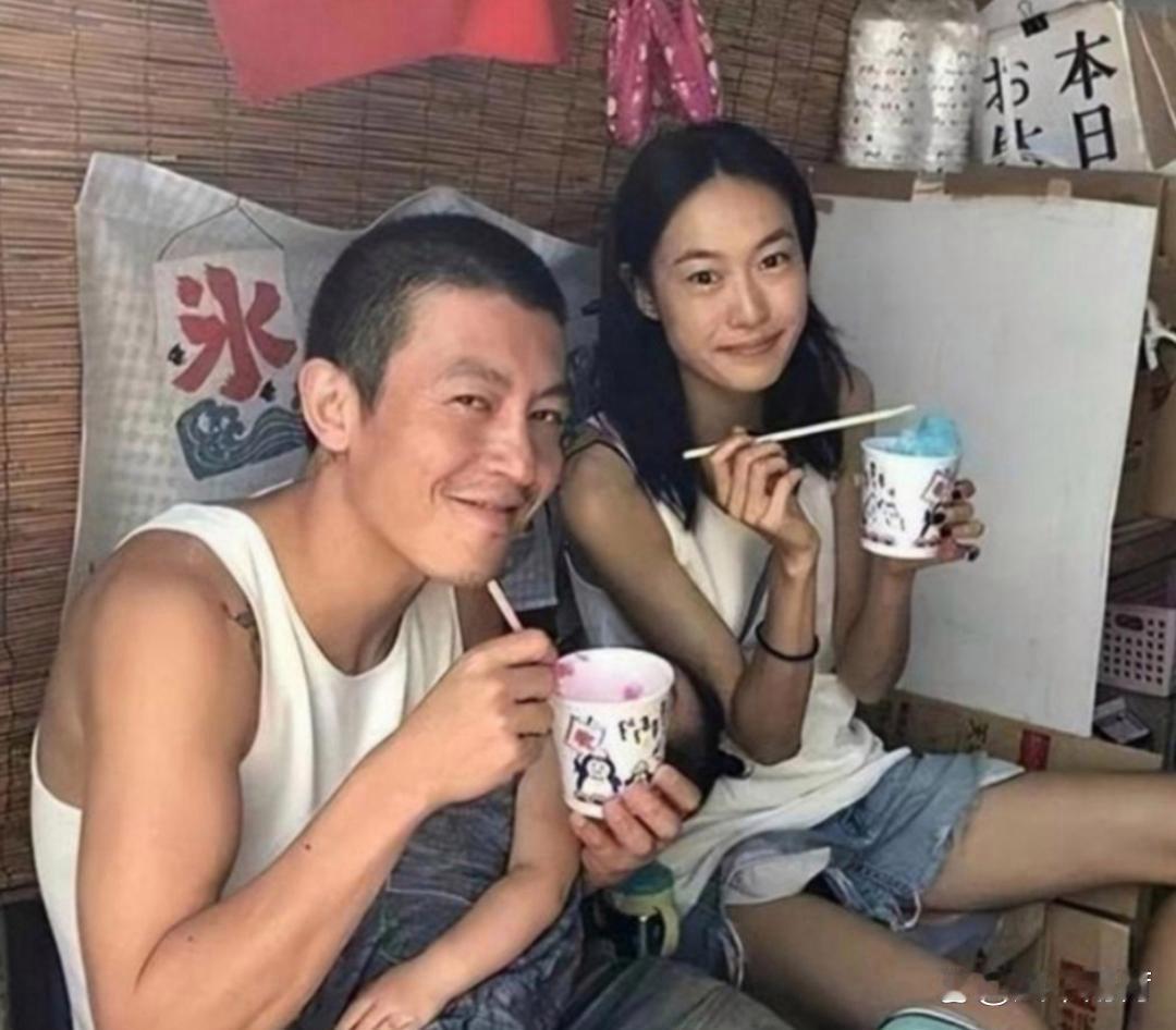 陈冠希与妻子展现低调生活，真实自然无明星作风。他们的相处方式让人感到温暖和亲切。