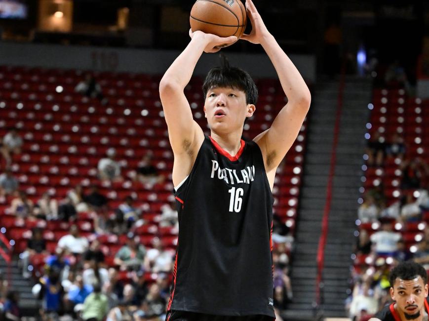 杨瀚森和弗拉格首秀数据对比：

杨瀚森：7投3中，三分3中1，罚球4中3，10分