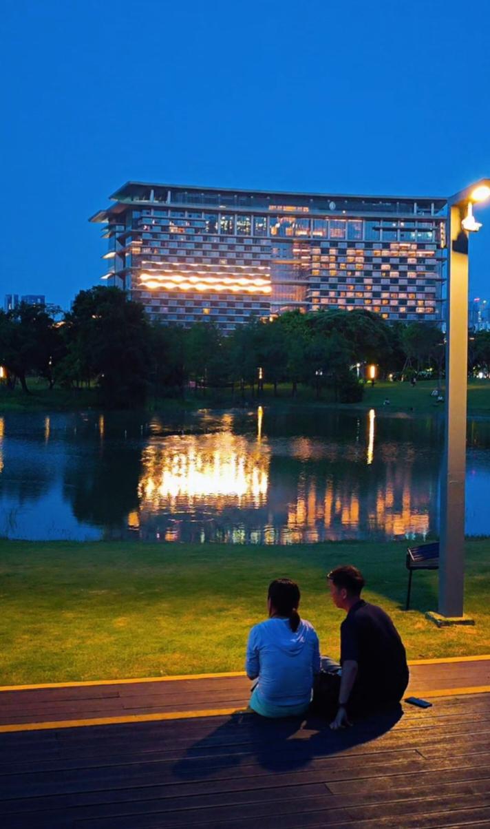 深圳最近新增打卡点来了，2026年亚太峰会举办地，深圳香蜜湖此时风景正好。花蜜湖
