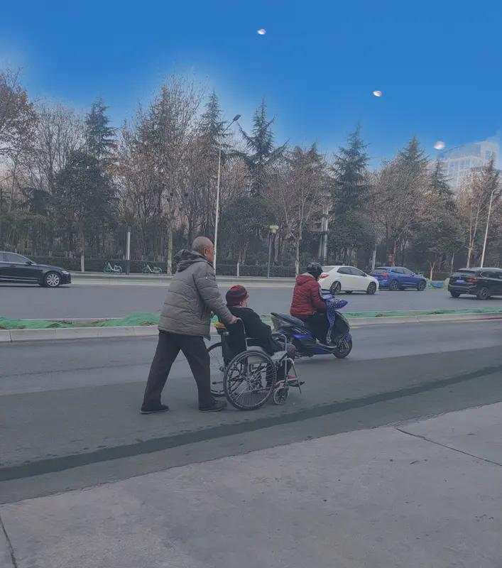 友友说的太好了。
 真心要留给懂你的人，
真情要给珍惜你的人，
剩下的，
随缘就