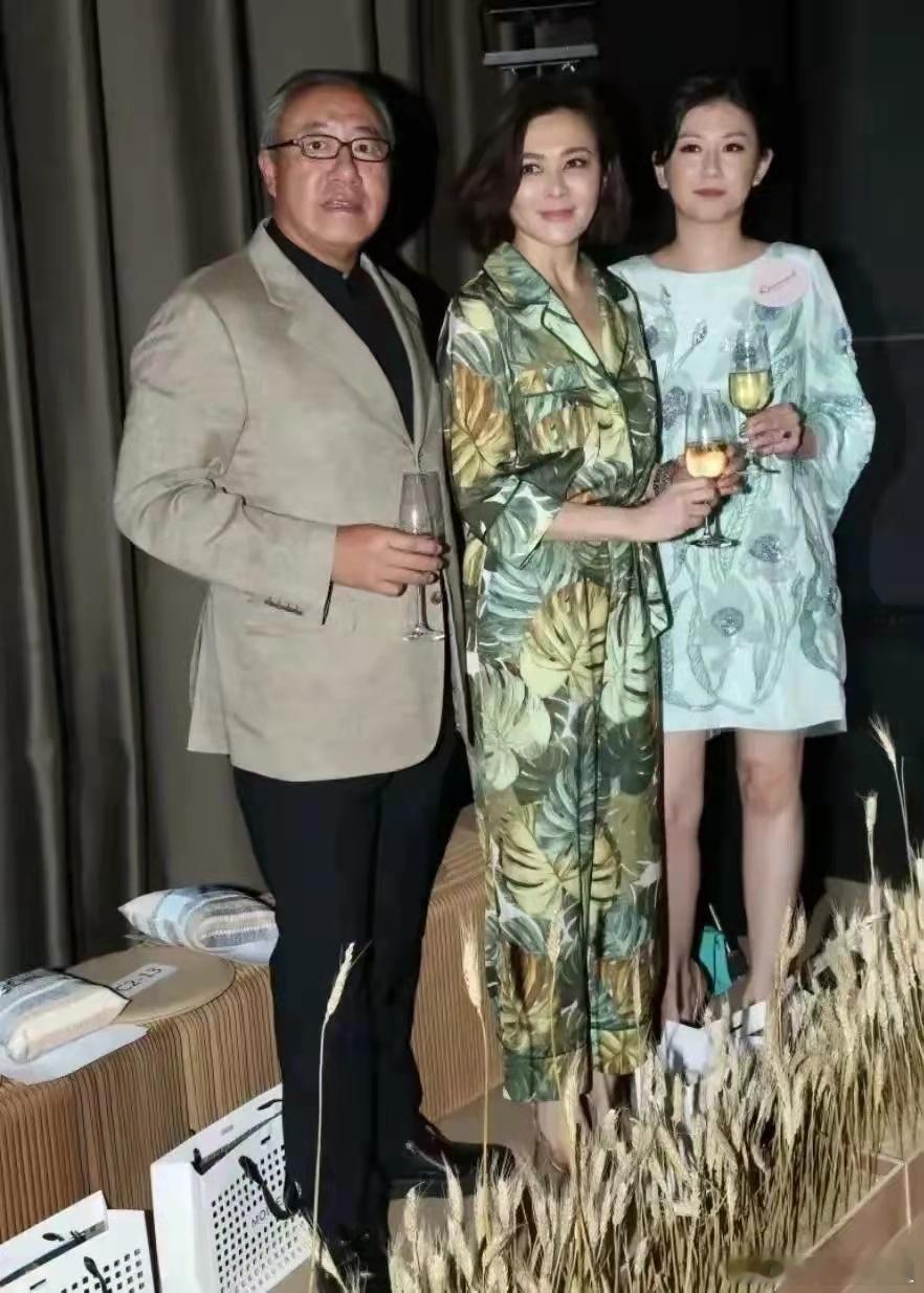 62岁关之琳聚会与前男友同框！手捧香槟大方合影对方现任女友！ ​​​