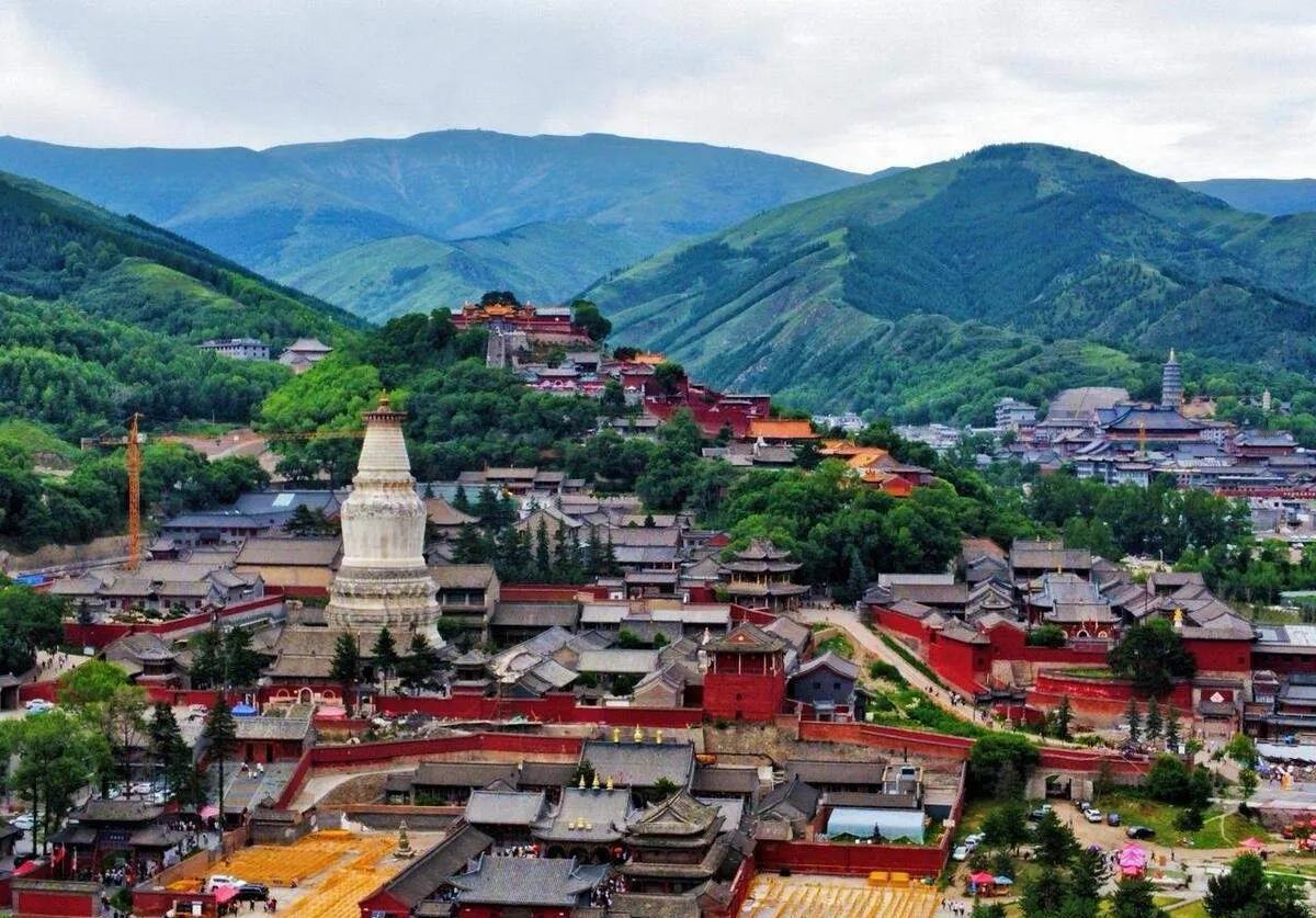 我国著名的佛家圣地——五台山，位于中国山西省忻州市五台县境内，是由五大台顶环抱着