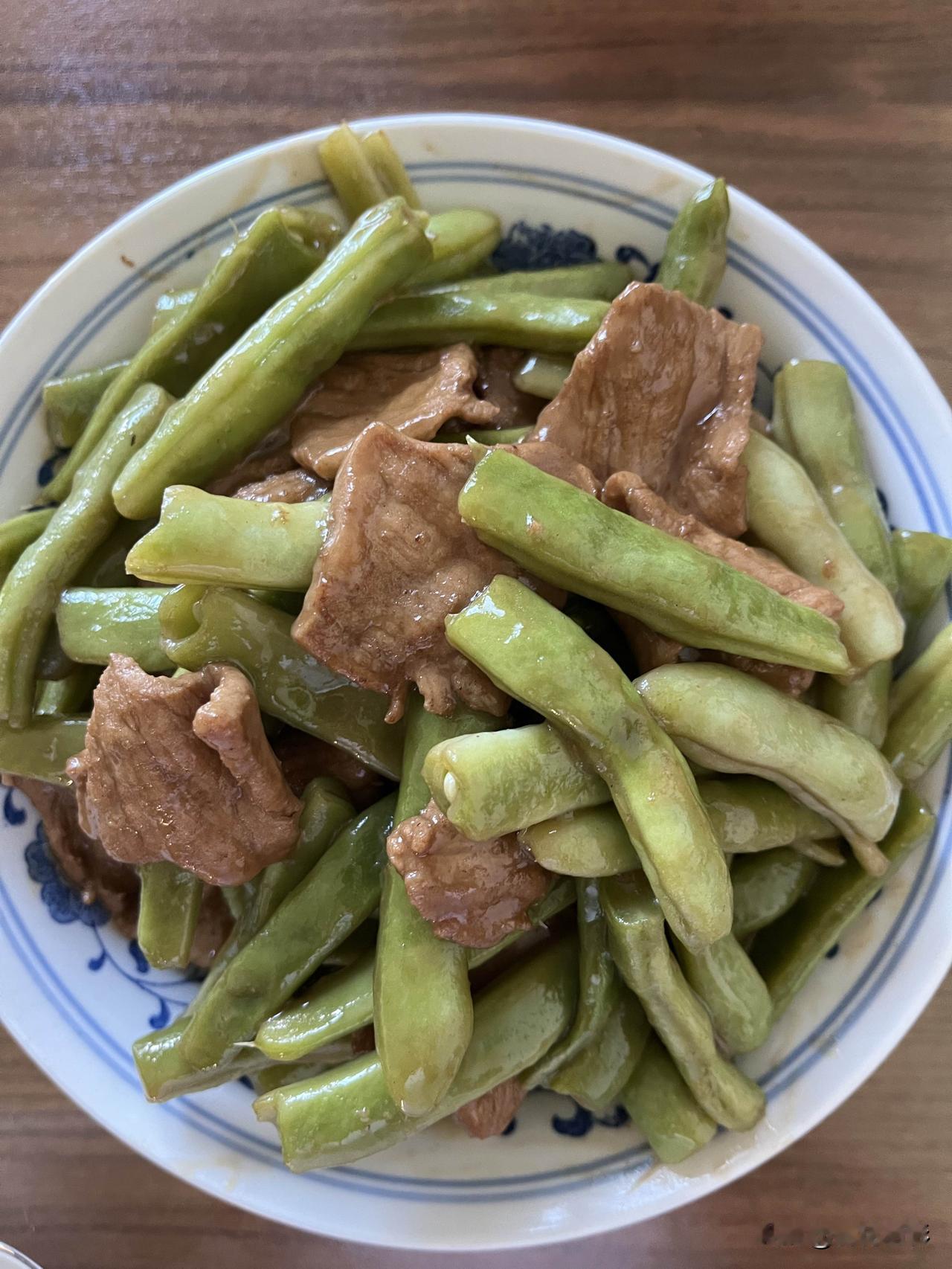 好友们晚上好！夏安吉祥，晚餐香香！今天的晚餐：
豆角炒肉
皮蛋豆腐
红薯玉米
杂
