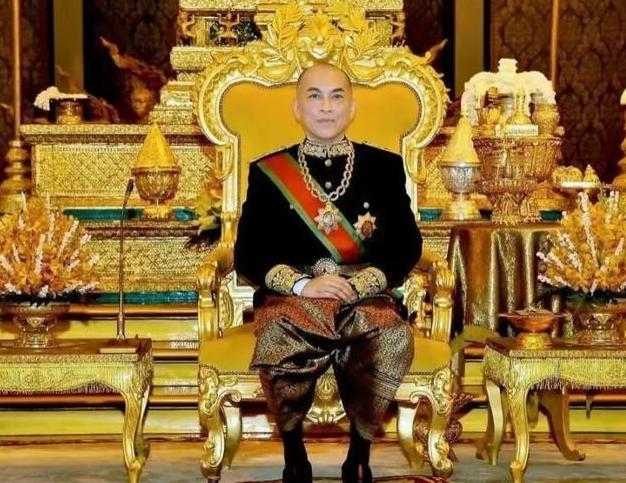 柬埔寨王室一则短短的声明，悄悄引发了全网的关注：72岁的西哈莫尼国王因为“身体不