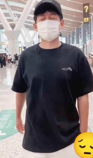 成年人的世界谁懂啊，只有自己奋力前行！
粉丝问他还来不来贵阳，他说有钱就来！
看