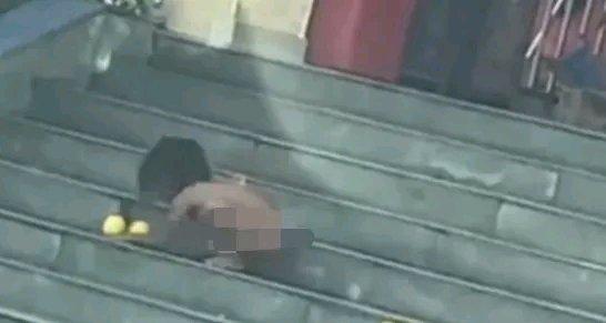 “野人小孩”事件闹得沸沸扬扬。在雅西高速四川石棉服务区，全身赤裸、像“野人”般的