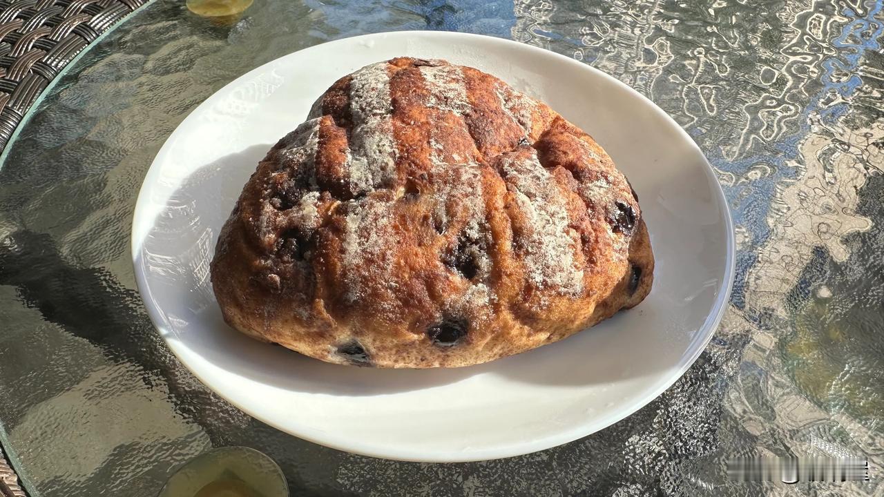 早餐这个什么黑佳丽软欧包，味道一般，价格不便宜。下次不会再买了。黑麦口感真不好，