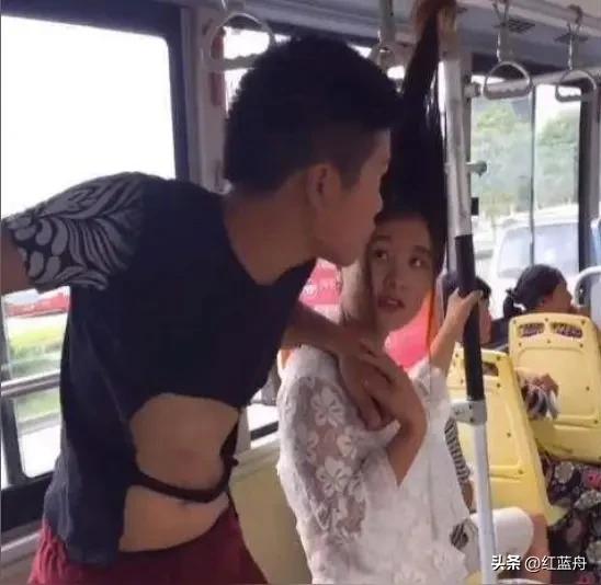 公交上，站我旁边的中年女士大概洒了很浓的香水，多人在她身后接连打喷嚏。

   