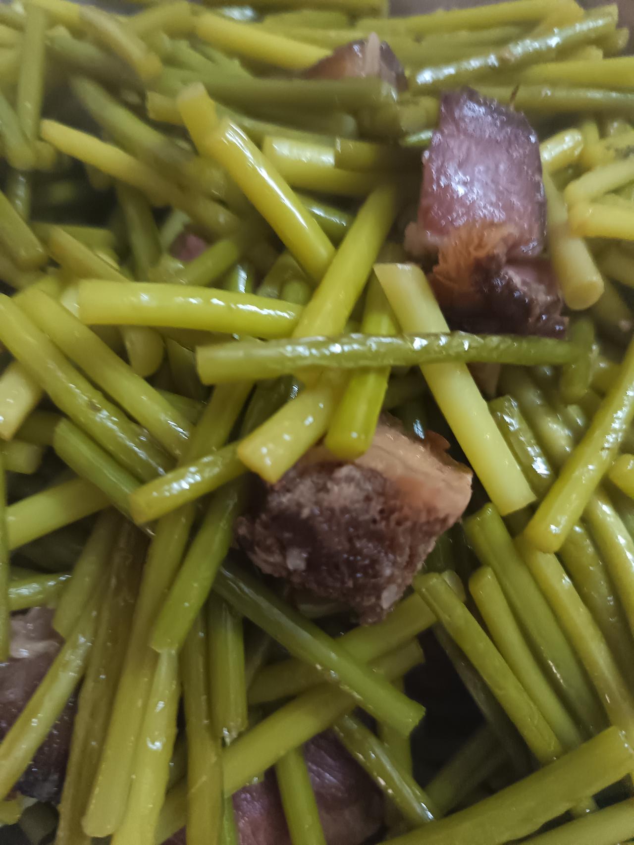 今日随手拍蒜苗炒腊肉，味道还行，只是颜色好像不太好看……