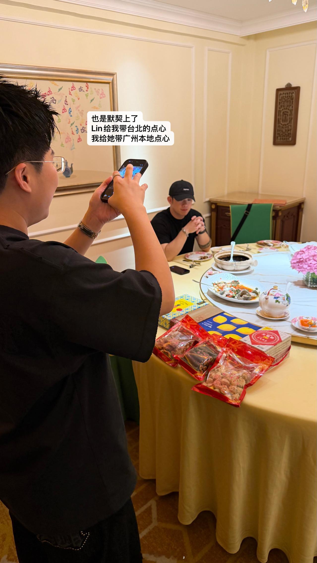 当台湾朋友吃到广州鸡仔饼时的be like ​​​