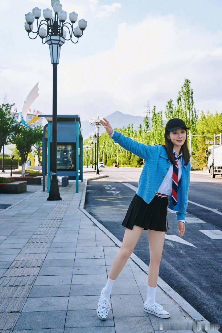 杨紫今日美照，元气满满[期待][期待] ​​​