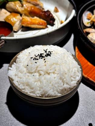 陕西渭南，7名游客爬完华山到一家餐馆吃饭，几人饿坏了，点了三盆米饭和一些菜，总消