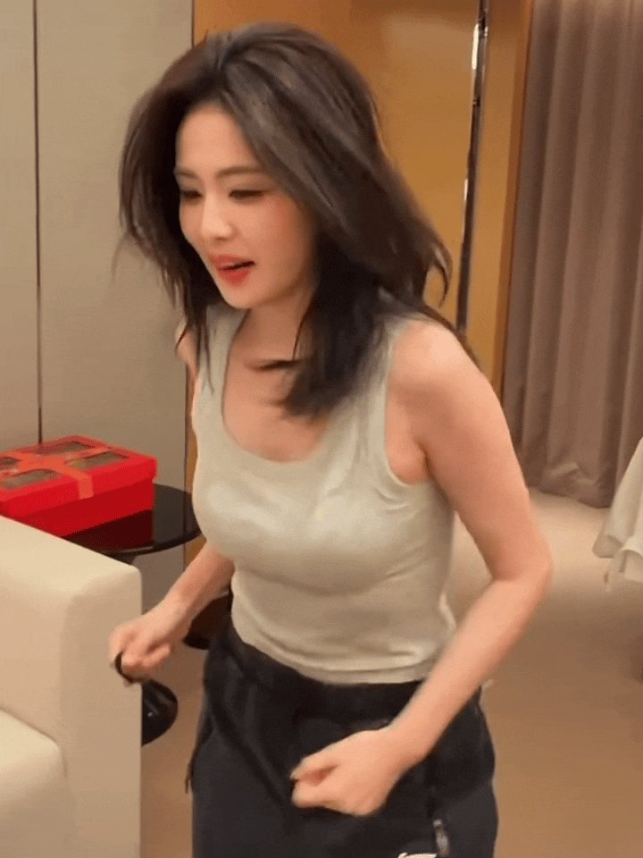 白鹿这身材真的被低估了很多，以前还真没发现，可能她平时穿衣服比较保守吧！