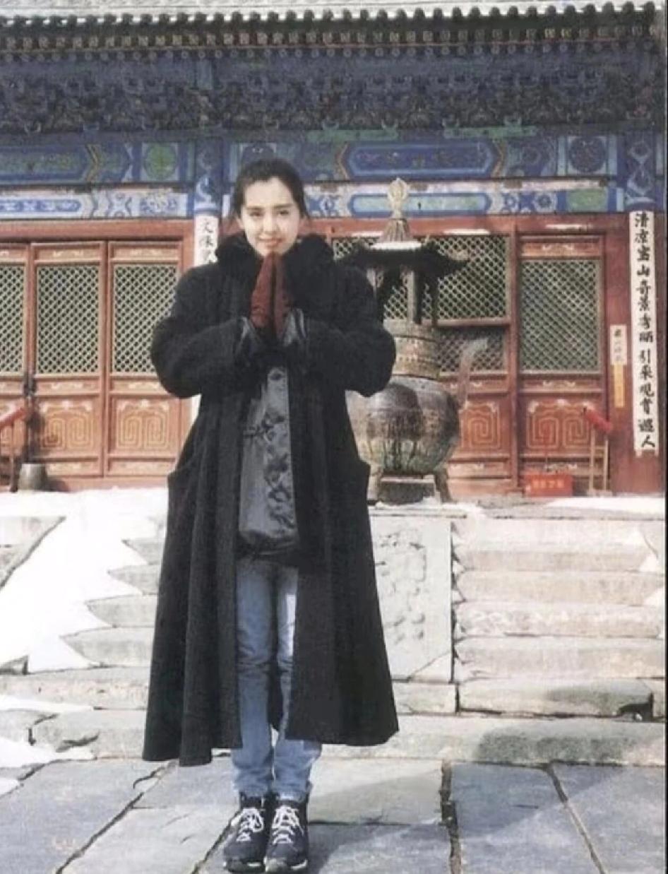 1992年，25岁的王祖贤在山西五台山

没有聚光灯，没有繁华簇拥，只有古刹的红