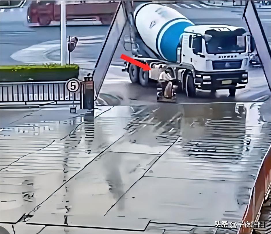 这些跟货车抢道的人真的是作死，活腻了。一厂区监控显示，一辆水泥罐车在准备进入厂区