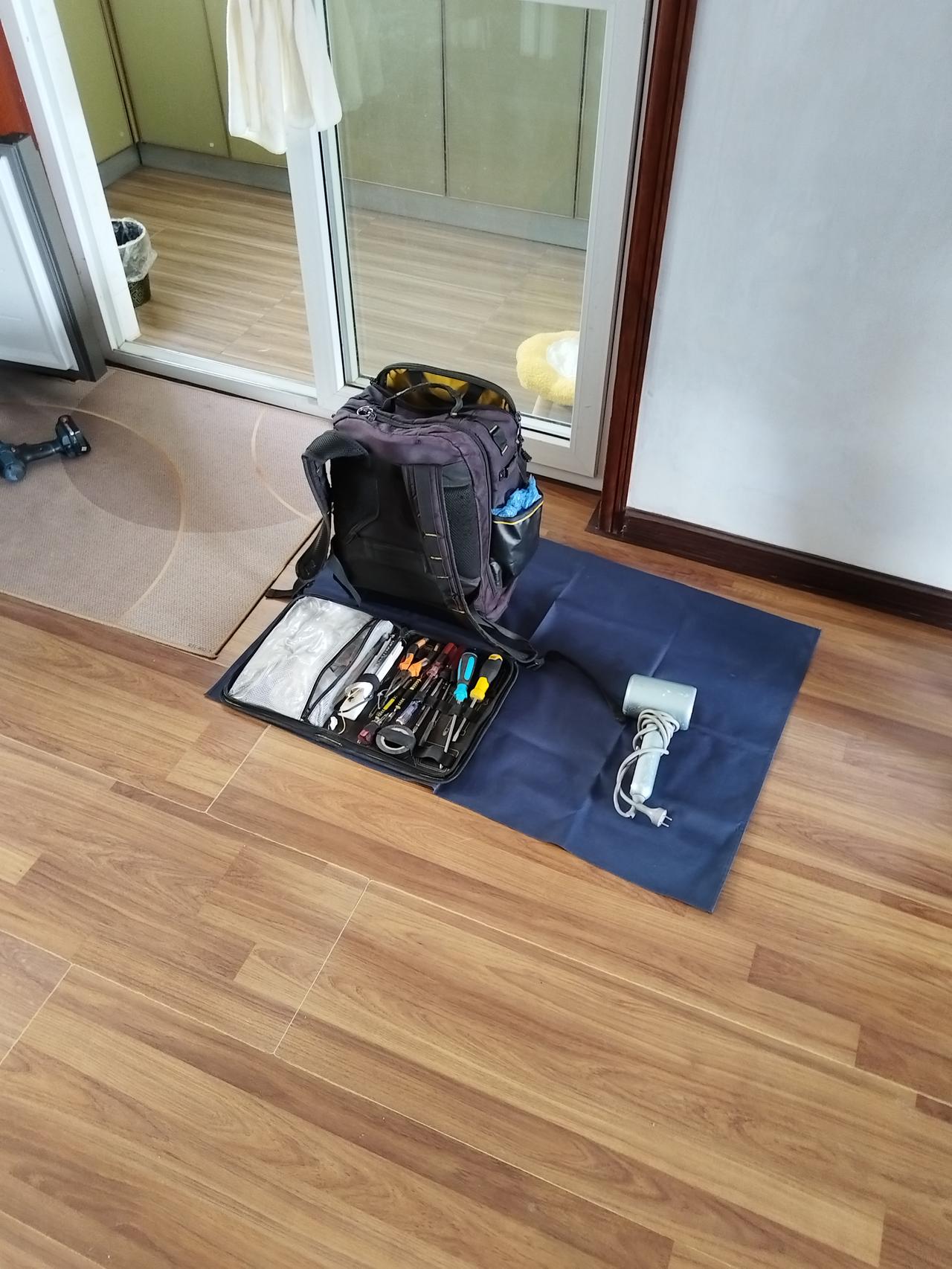 去年元月份在胖东来买的海尔冰箱坏了，上午9点半打胖东来客服电话，问情况，客服提出