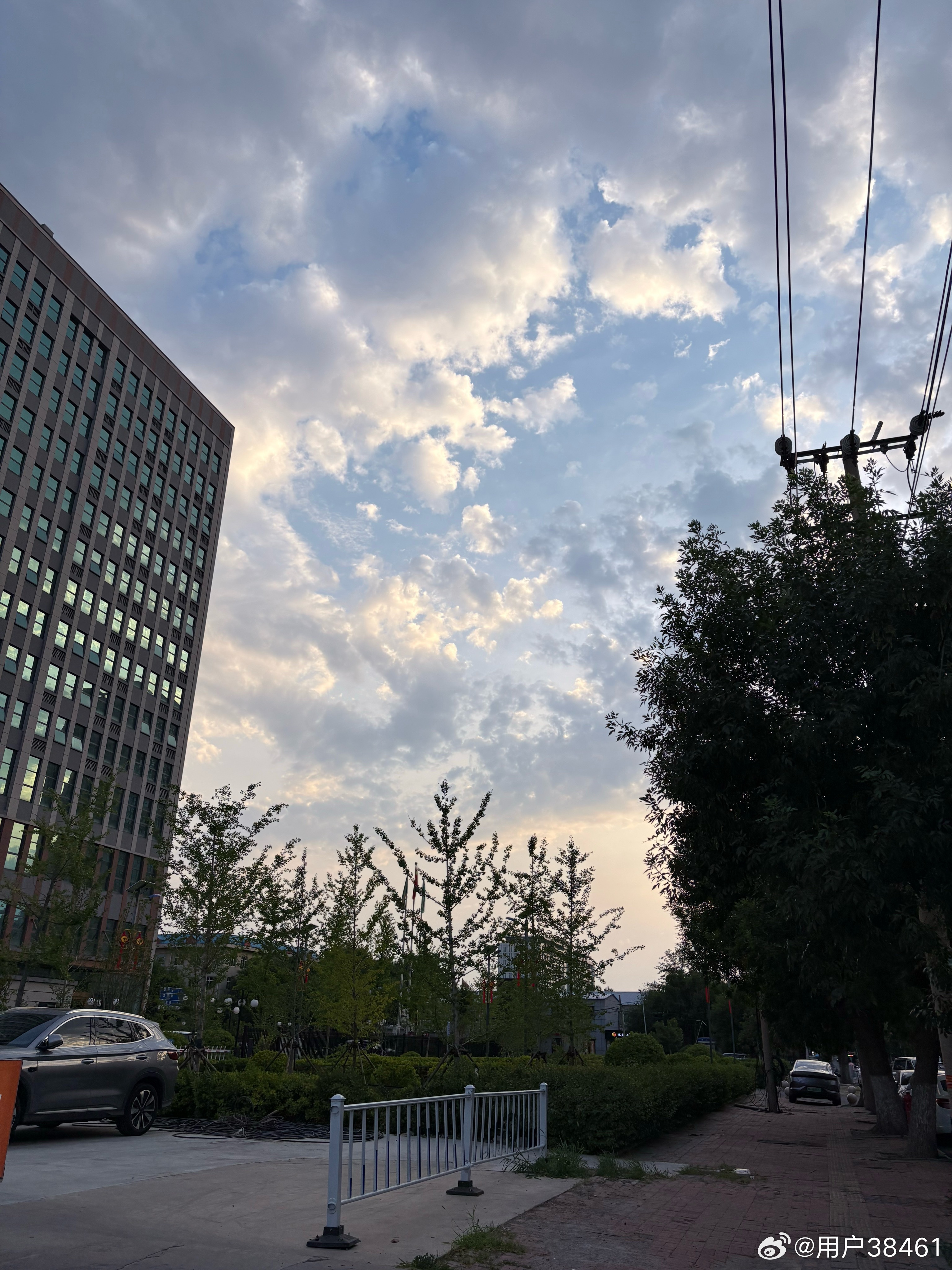 夏云多奇峰。 