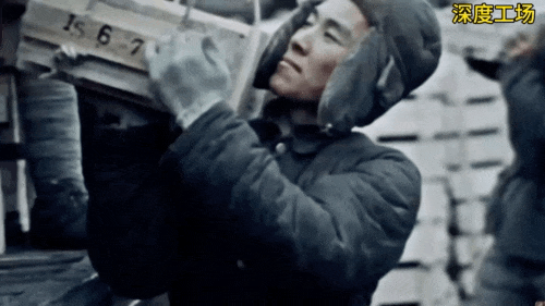 解放战争辽沈战役结束以后，四野部队正在将美国制造155毫米榴弹炮和大批日本97式