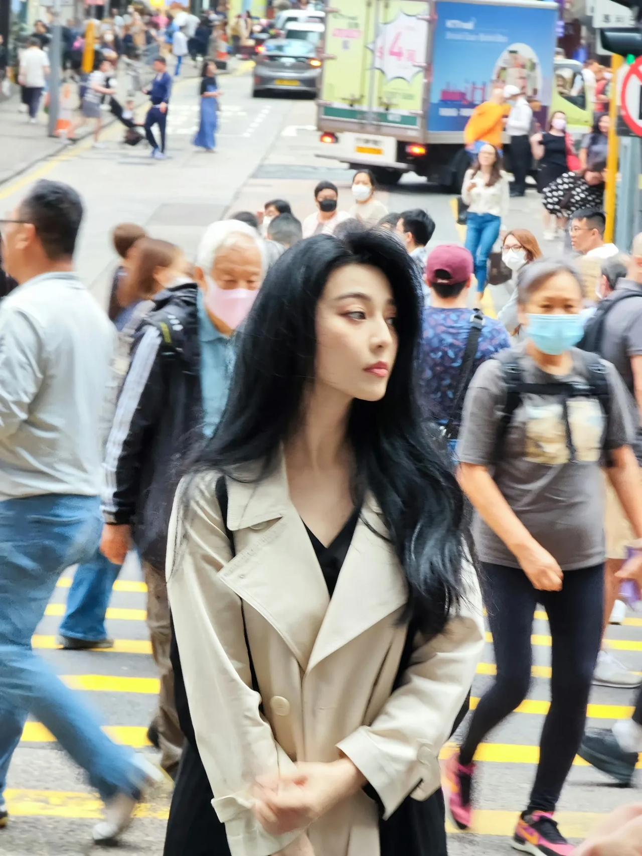 香港街头的范冰冰，生图好美啊
怎么会有人觉得这报看，明明美得很亮眼啊！