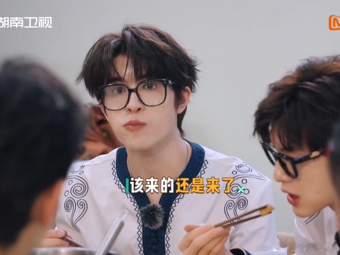 尹浩宇[超话]尹浩宇中文好到总被忘记是外国人心疼派派，自己是外国人，写菜单还是用