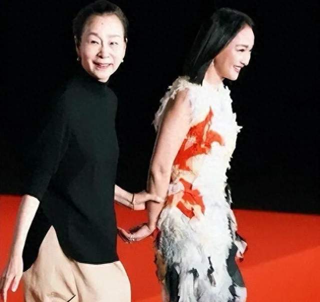 周迅现身釜山电影节红毯，和奚美娟同框状态惊艳全场观众