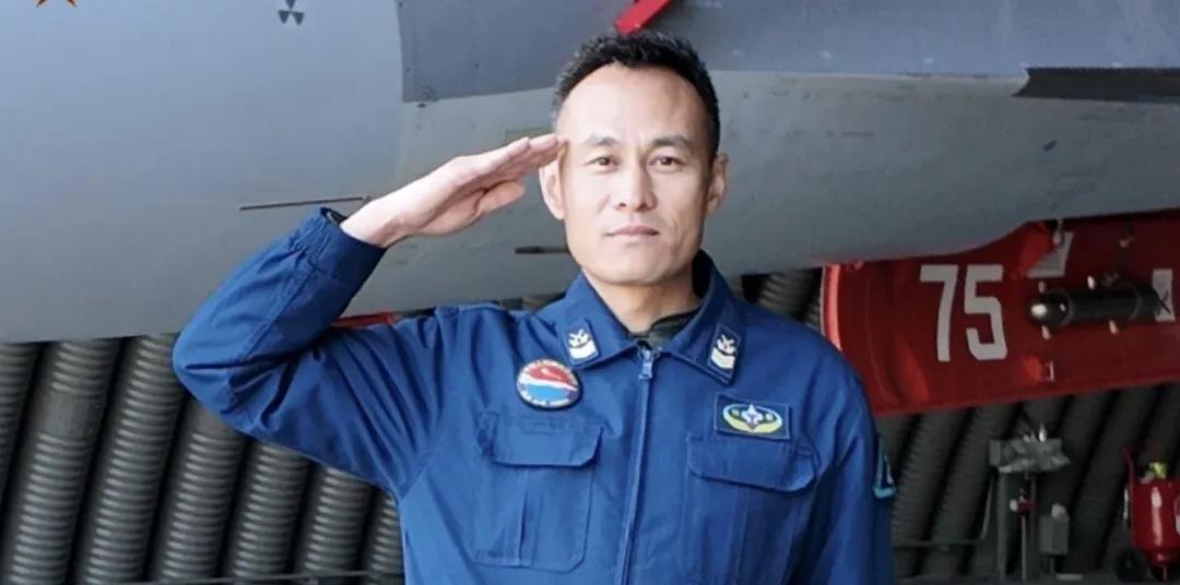   张会涛，南部战区空军航空兵某部二级军士长、机械技师，2001年12月入伍，深