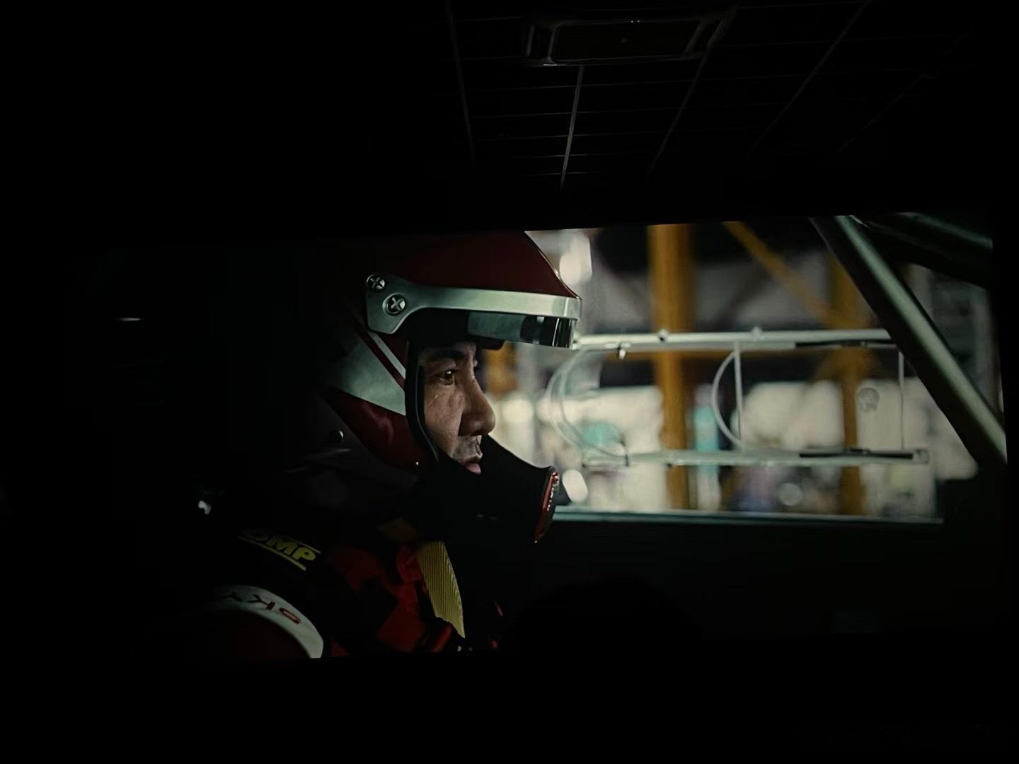 刚看完飞驰人生3，整体就是：没惊喜，也没踩雷，跟前两部的路子几乎一模一样，剧情走