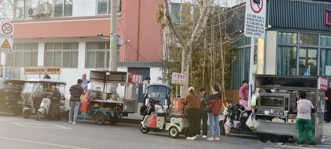 这是在位于郑州市金明路广电南路郑州47中旁边看到的场景。学生放学主要路口被小吃摊