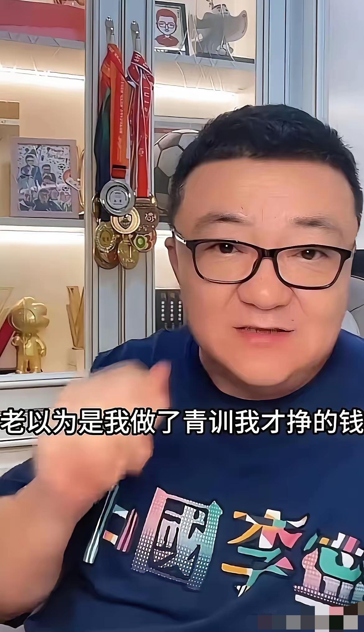 董路彻底失望透顶：自己辛辛苦苦教这批孩子踢足球，最后却发现，我教会了他们踢球，却