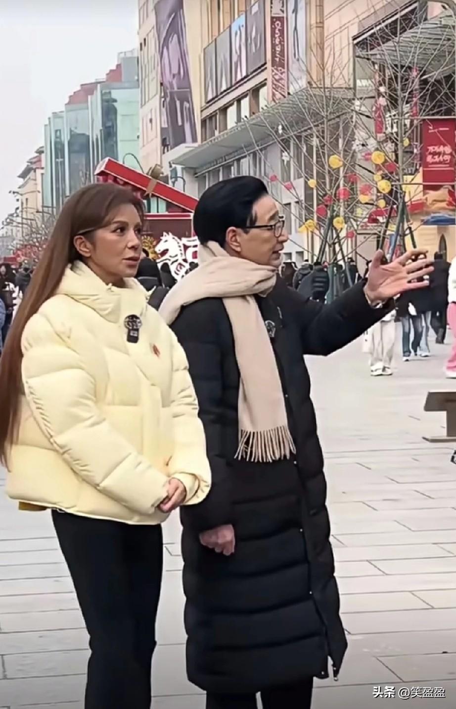 朱迅这身穿搭，
把自己的缺点全部展现出来了，
皮肤暗，还染黄色头发，穿黄色上衣，