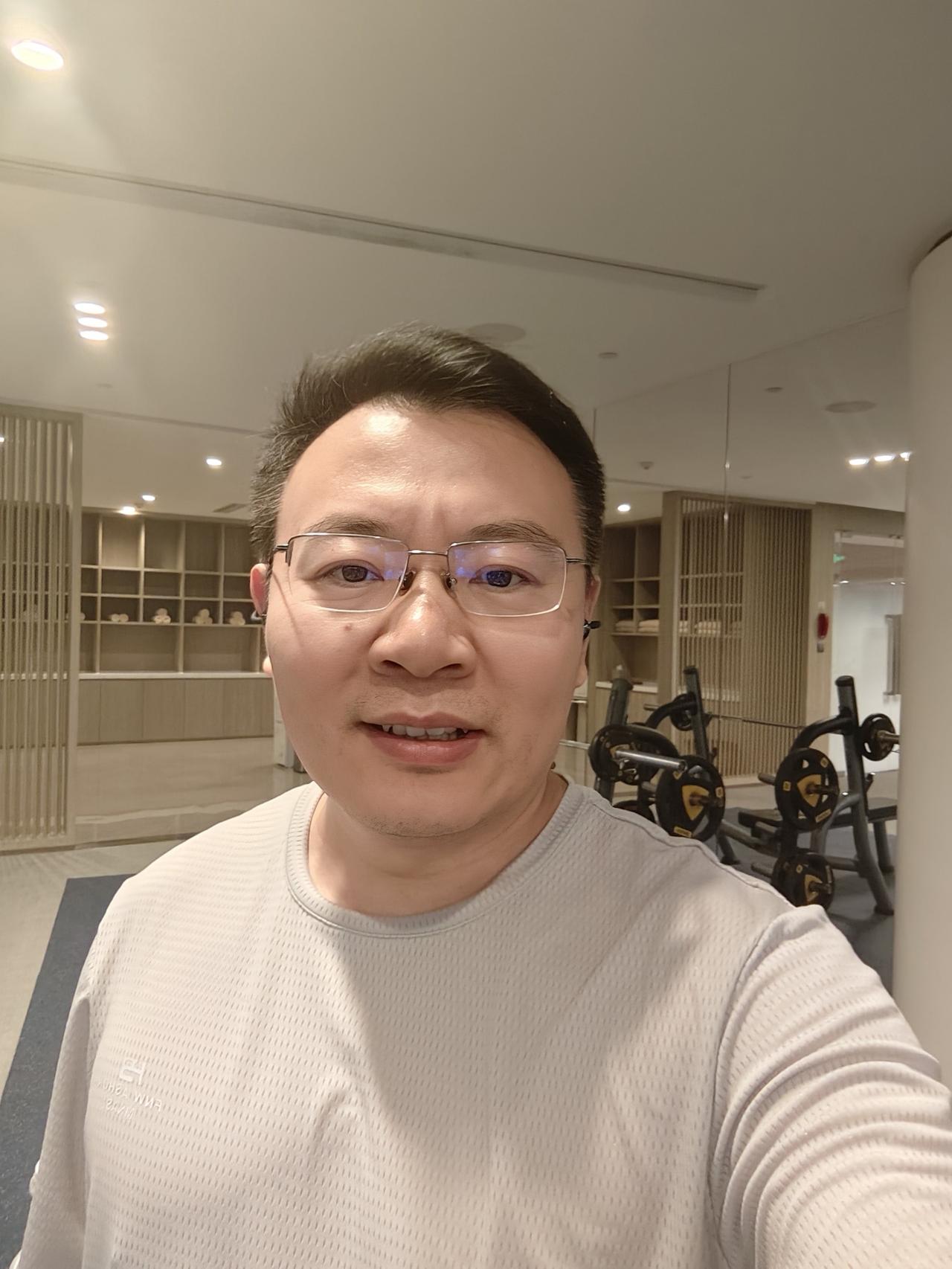 ​跑步三公里，两百个俯卧撑，卷腹，哑铃，开合跳，正心正念，坚持做长期正确的事 ​