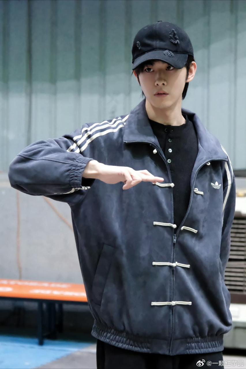 田嘉瑞田嘉瑞 工作室发武训照啦！燥侯开机，期待一番大男主云九川噢！ 