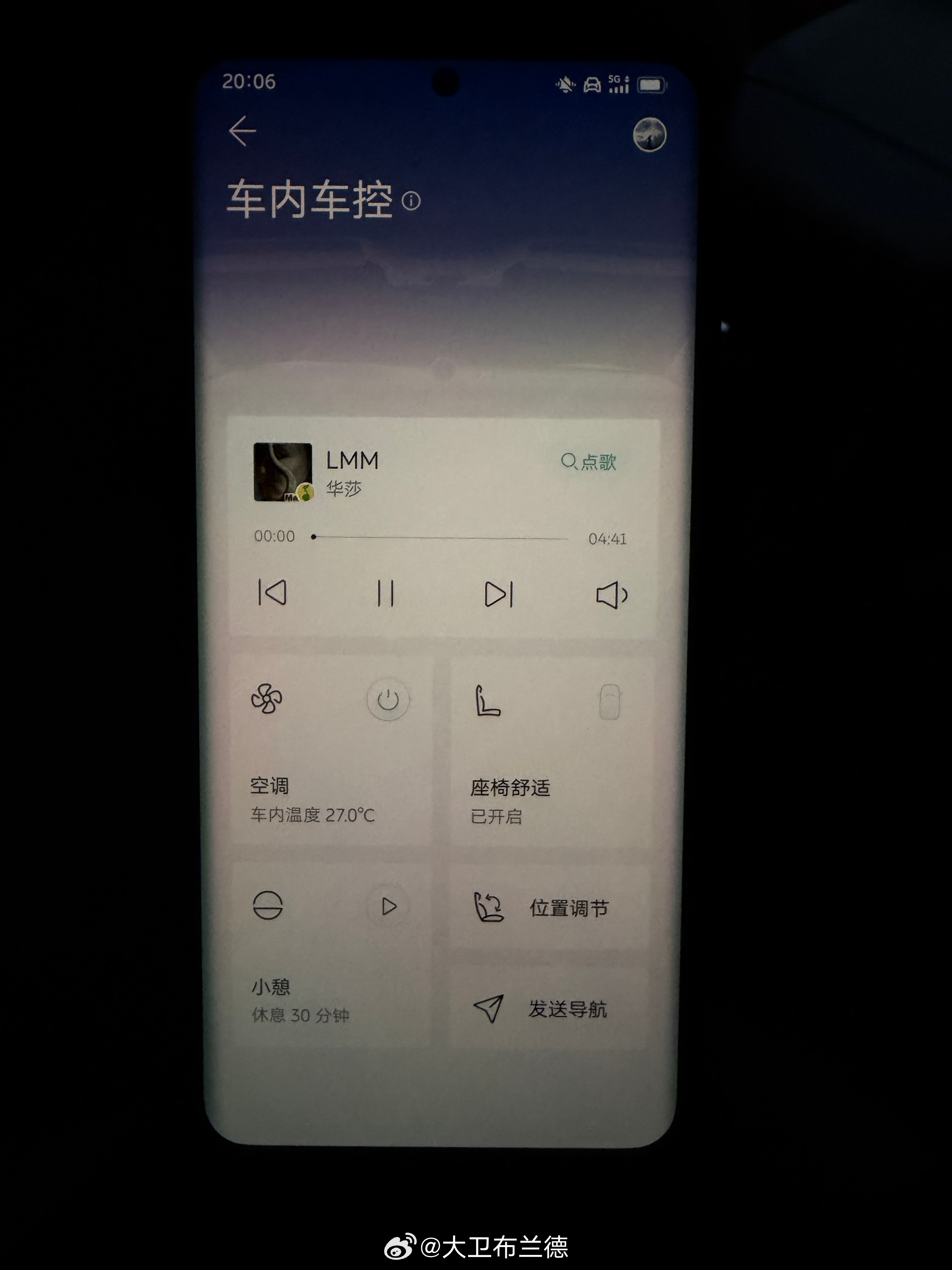 ET7很多地方作为第一台还是有点用力过猛我觉得5主打轿跑7主打行政这个无边框车门