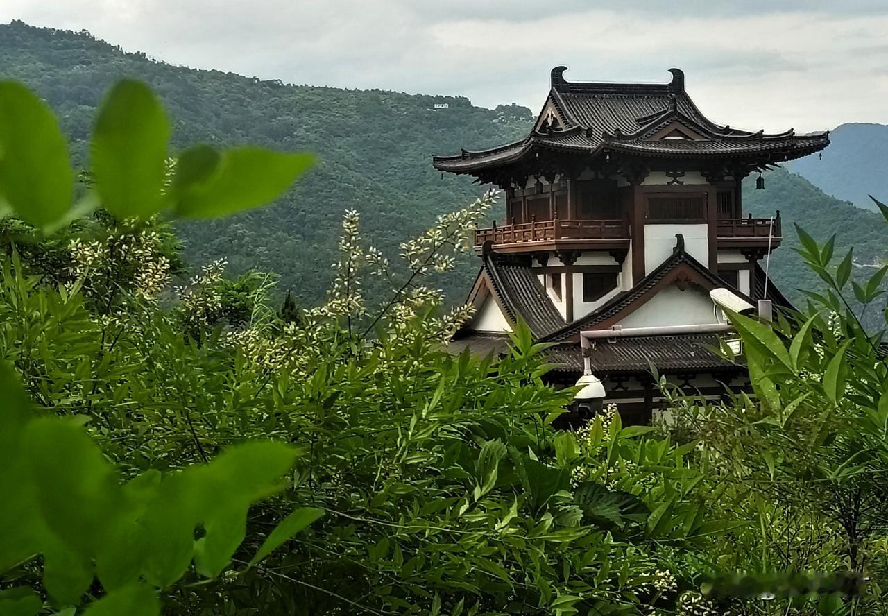 上联：花逢细雨添娇色。
人遇知己增精神。