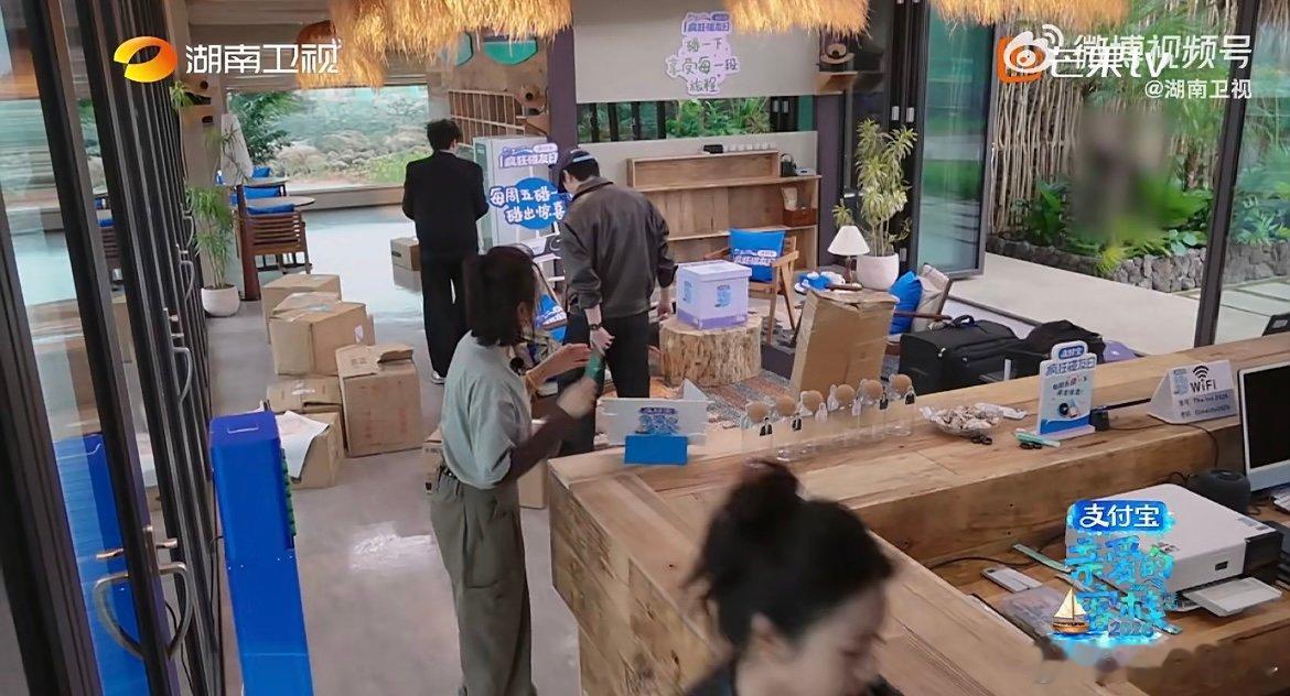 秦岚稳稳托底王鹤棣 秦岚化身客栈定海神针，王鹤棣暂离时带队稳住大局，暖心又靠谱～