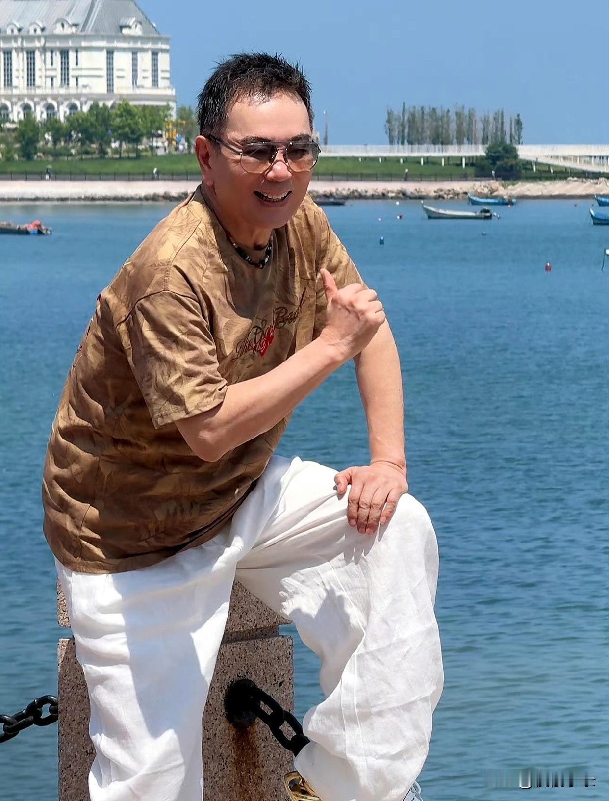 张晨光老师70岁了精神头十足，休闲穿搭帅气，演技一流真让人佩服！[得意][得意]