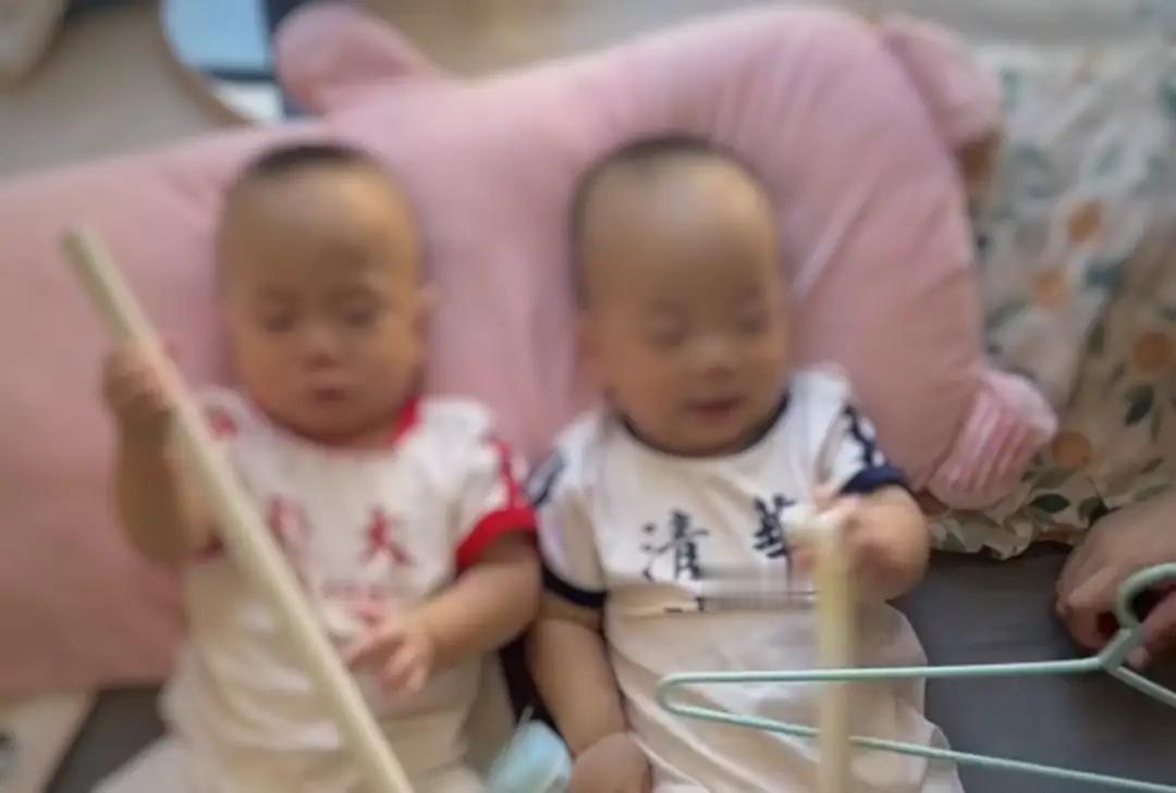 两个人能闯多大祸[抠鼻]

有一对小年轻夫妻，一下生了个同卵双胞胎。
当时光顾着