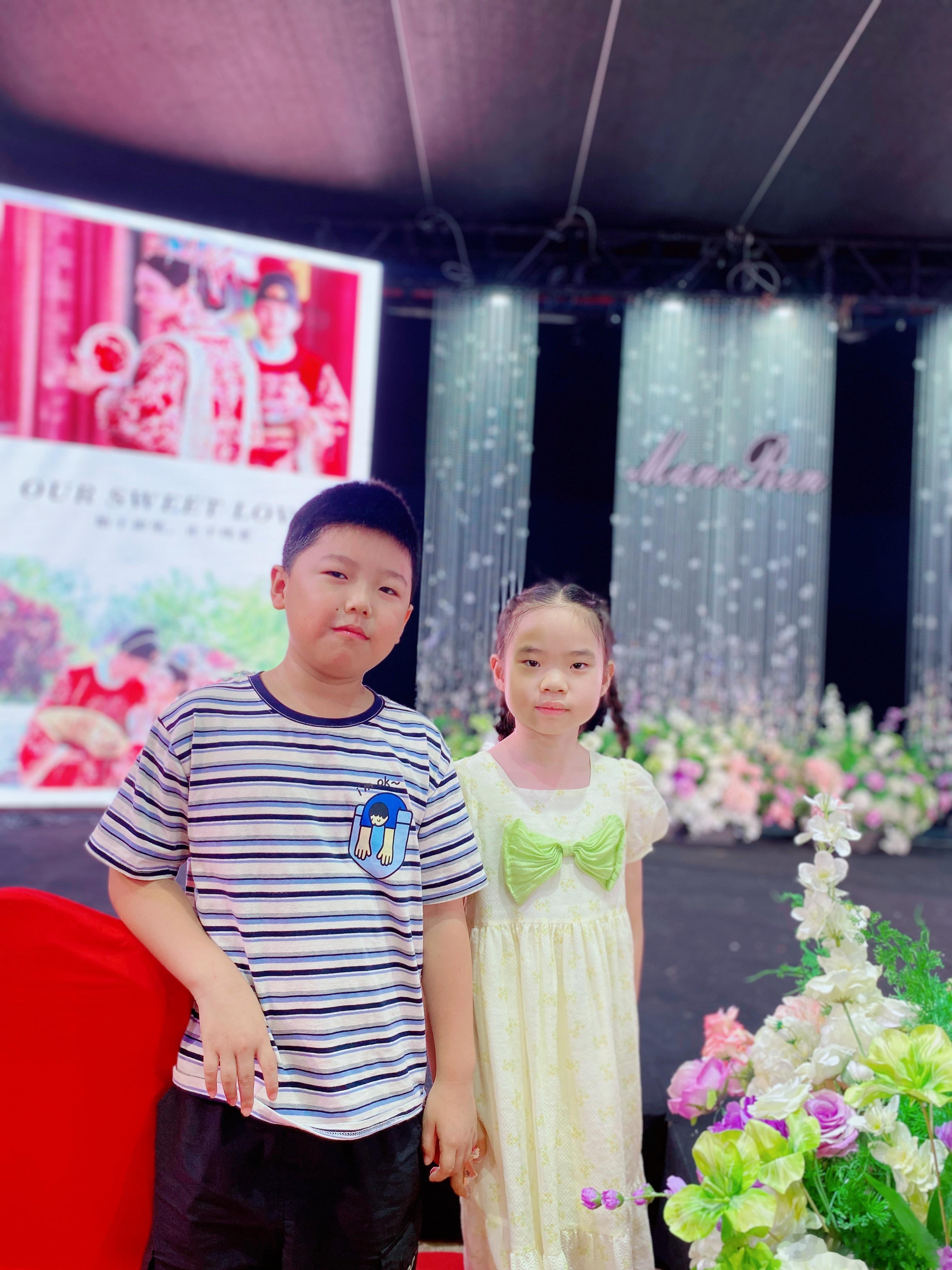农村的婚礼，现在属于典型的土洋结合。拿着钱，受洋罪，何苦呢 