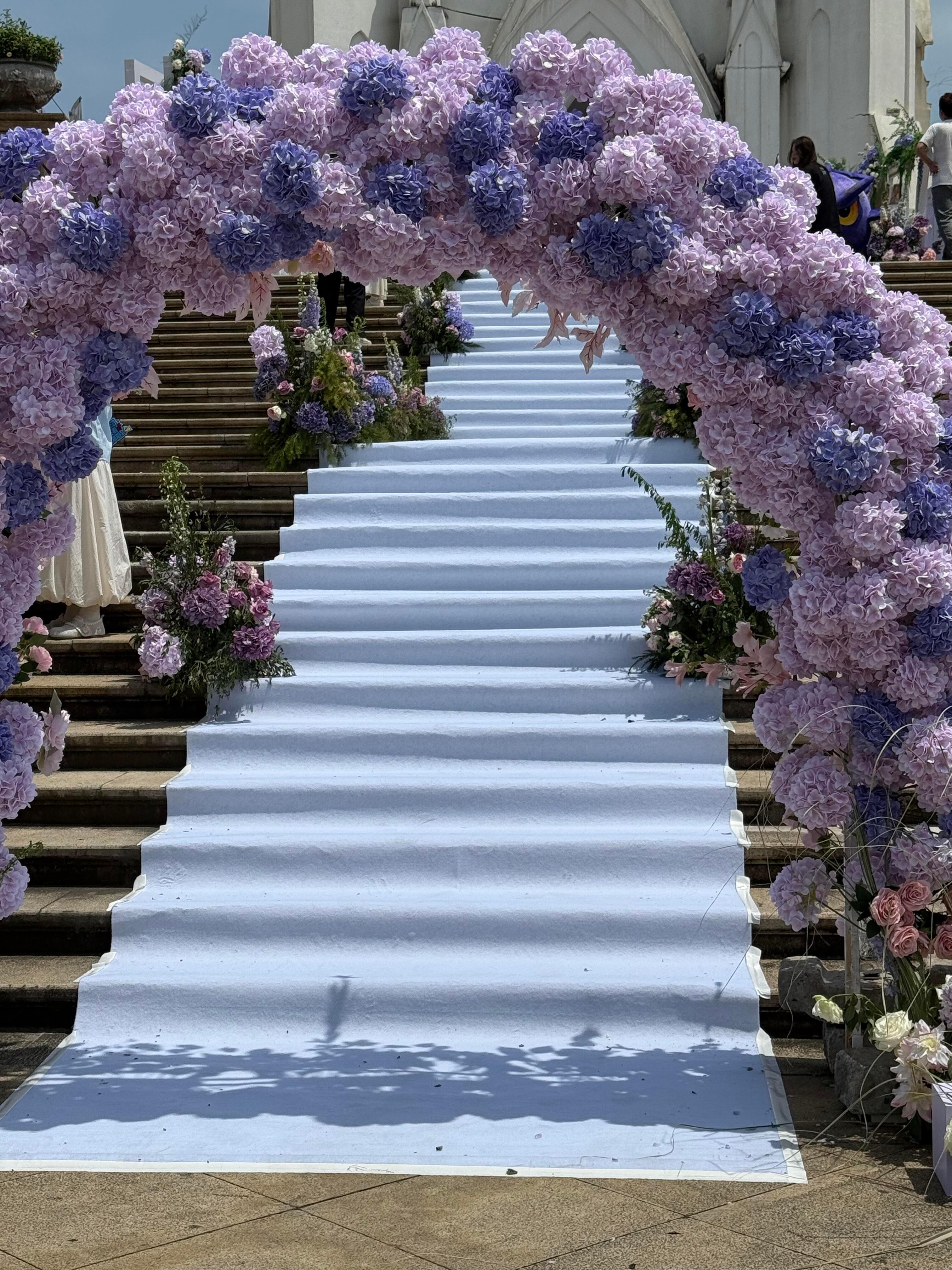 神印王座国漫最夯线下婚礼谁被这场婚礼戳到了？没有炫目的堆砌，只有藏在鲜花灯光里的