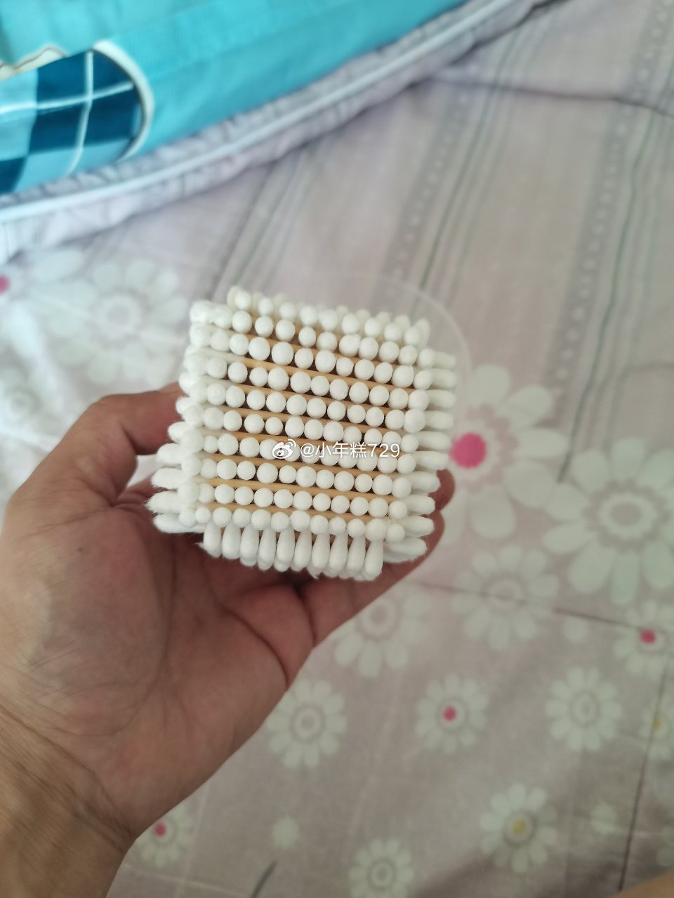 中医说：气血不足，就去找喜欢的人睡一觉。跟很爱的人抱着睡一个昏天暗地，这叫伴侣效