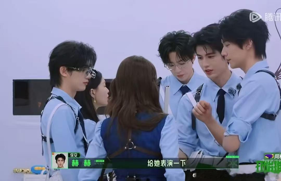 张凌赫周柯宇逗杨超越杨超越配合张凌赫周柯宇开始推理吧周柯宇说起喷雾使人晕倒的经典