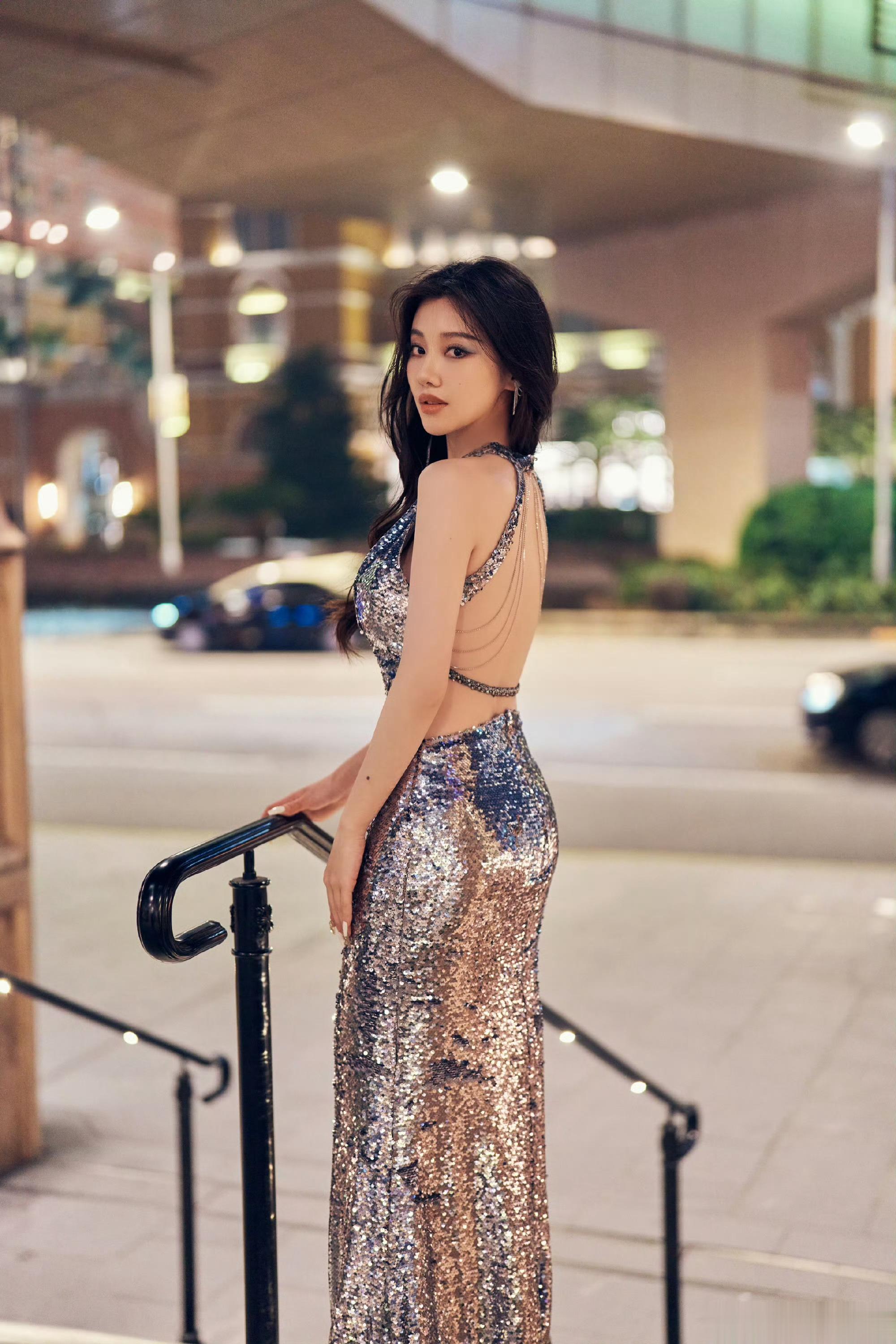 #谁说王鹤润只适合红衣##王鹤润告别角姐的红色也好美# 王鹤润告别角姐红衣造型，