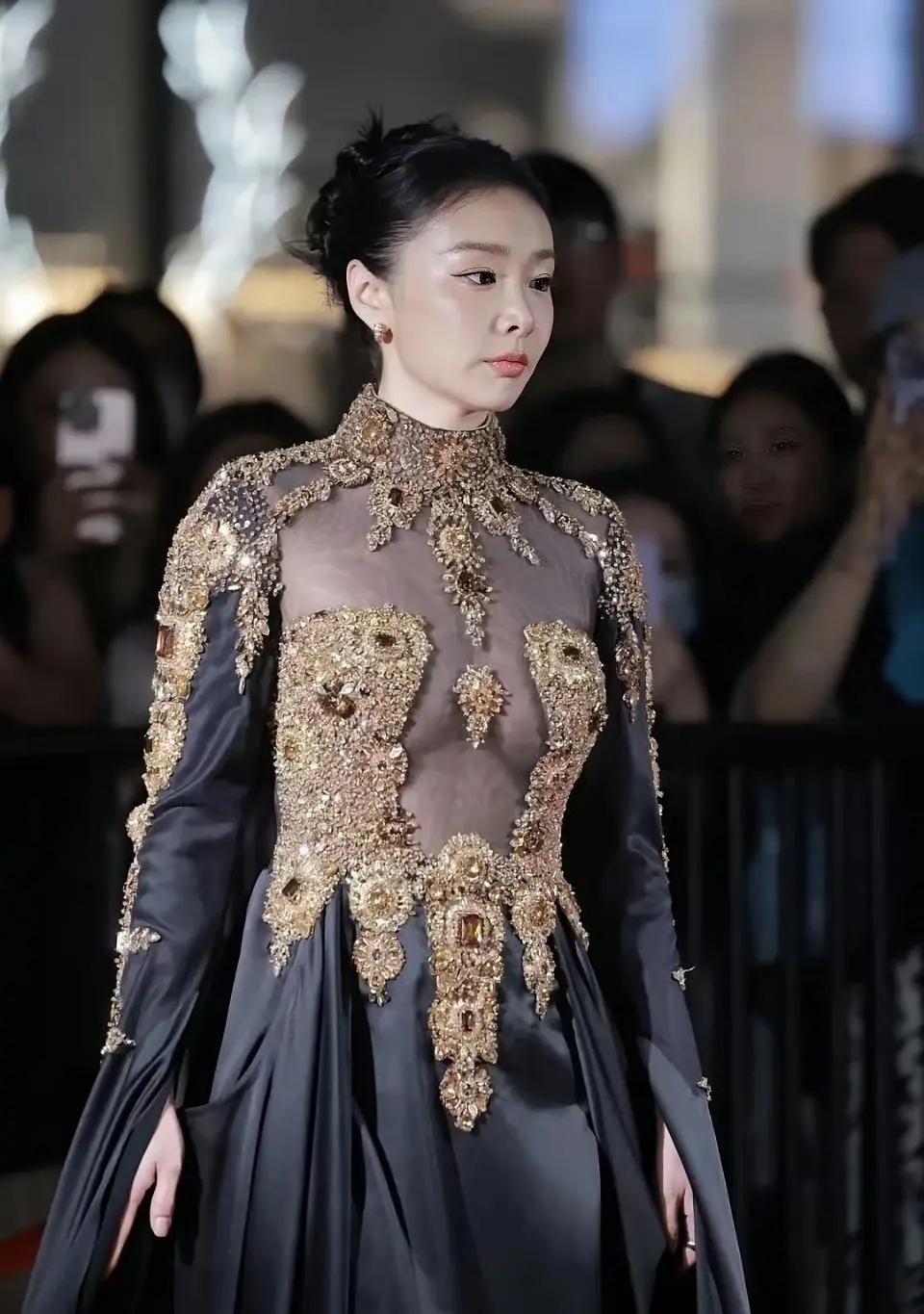 高叶，好雷霆的衣服啊！这衣服确实丑，说展现高贵美吧，若隐若现地露那么多，说展现性