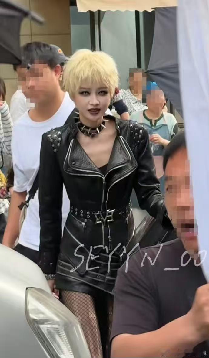 谁给孙怡搞的雷霆造型孙怡眼线 甜妹变身酷姐，孙怡雷霆造型靠眼线封神 