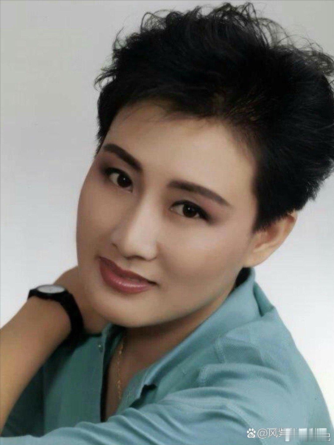 年轻时的张凯丽挺漂亮的，眼睛是内双。如果不去医美，自然的老去，会比现在好看很多吧