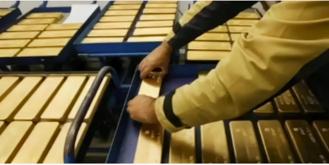 黄金价格与美元的关系可太紧密了。历史上美元与黄金曾直接挂钩，脱钩后，二者关系依然