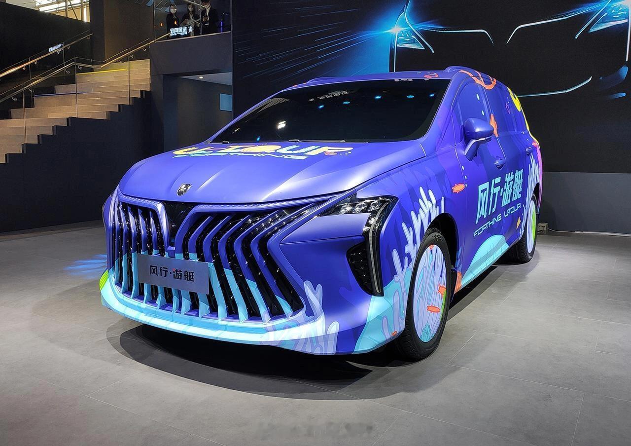 这车后排放倒就是张大床，露营时装备随便塞，混动开起来油耗还挺低，适合爱出游的家庭